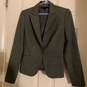 blazer color gray. It comes with the skirt